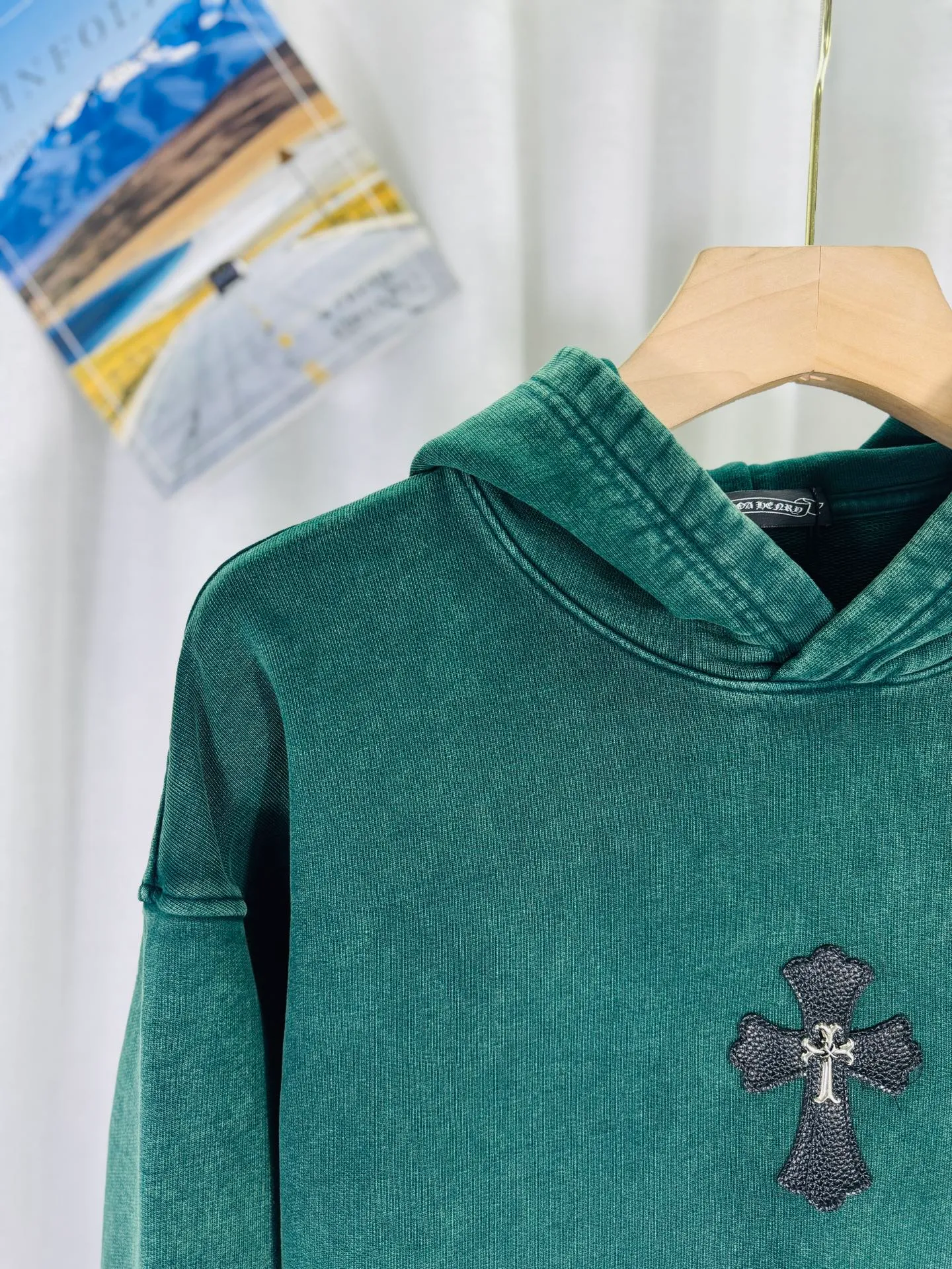 P330 top version, real shot without P, ​​different from market currency) 𝗖𝗵𝗿𝗼𝗺𝗲 𝗛𝗲𝗮𝗿𝘁𝘀/Cro Heart 2025 washed and burned flower patch embroidered autumn and winter new original single counter American veneer 3D three-dimensional couple casual hooded sweatshirt 👑The highest version! Customized fabric 480g tripe terry fabric! American acid-washed and distressed original fabric, laser burning + leather embroidery, exquisite embroidery of letters! The best-selling model in the counter, very comfortable to wear. Accessories: original molded and authenticated collar label➕100% silk wash label. Genuine purchase-grade original hangtag➕matching hanging rope➕3D hanging beads➕original packaging bag. Craftsmanship: The original version has consistent wiring! The highest version of the armhole matching technique! Color: Black Green Size: S M L XL Style No.: 9337